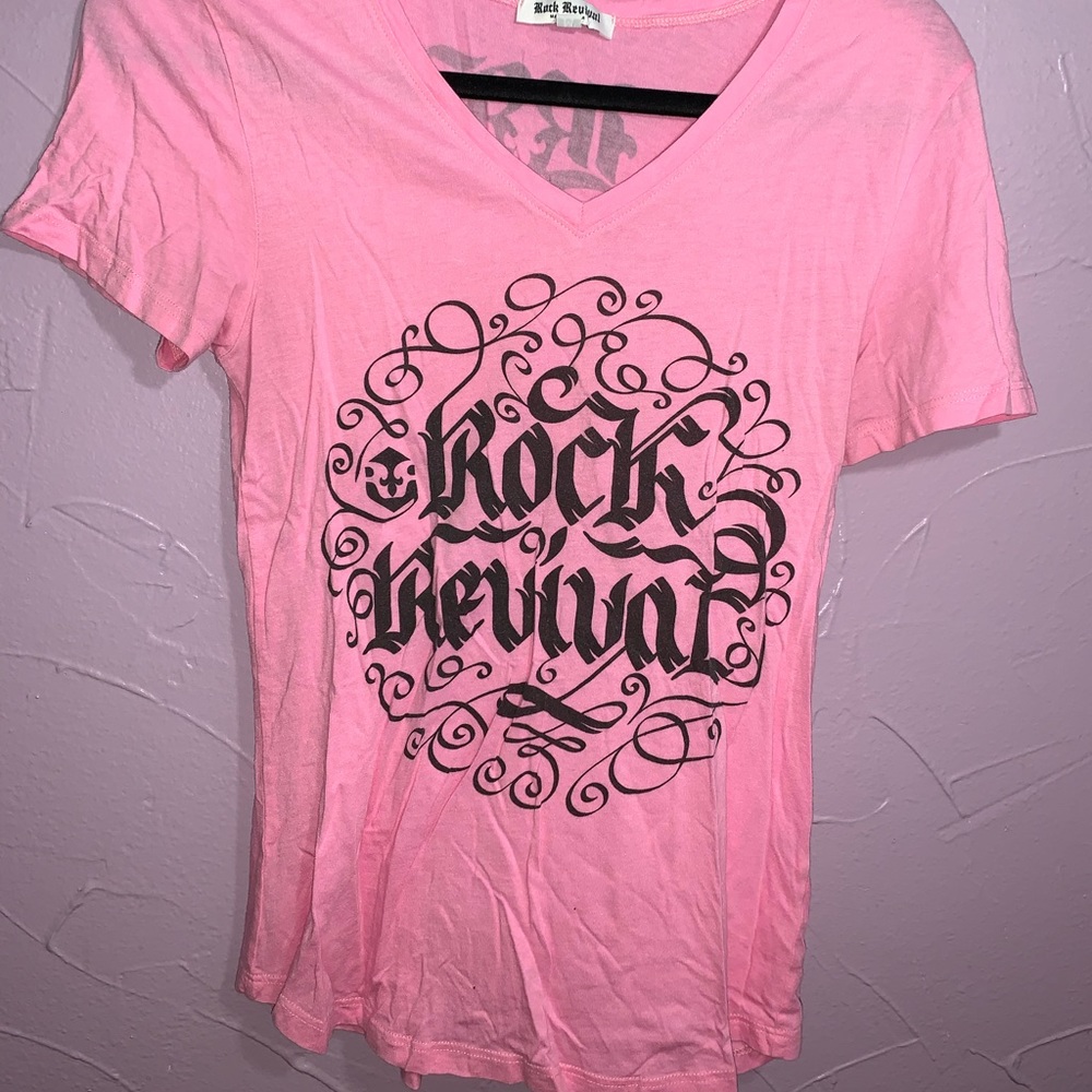 For my rock revival babes! Cute pink top💗💗